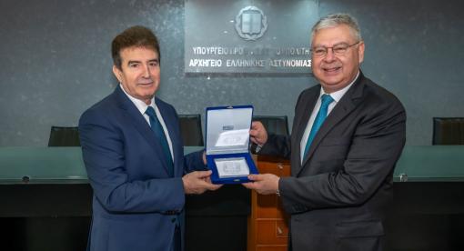 1. Ο Διευθύνων Σύμβουλος της HELLENiQ ENERGY κ. Ανδρέας Σιάμισιης (δεξιά) παραλαμβάνει τιμητική πλακέτα από τον Υπουργό Προστασίας του Πολίτη κ. Μιχάλη Χρυσοχοΐδη.